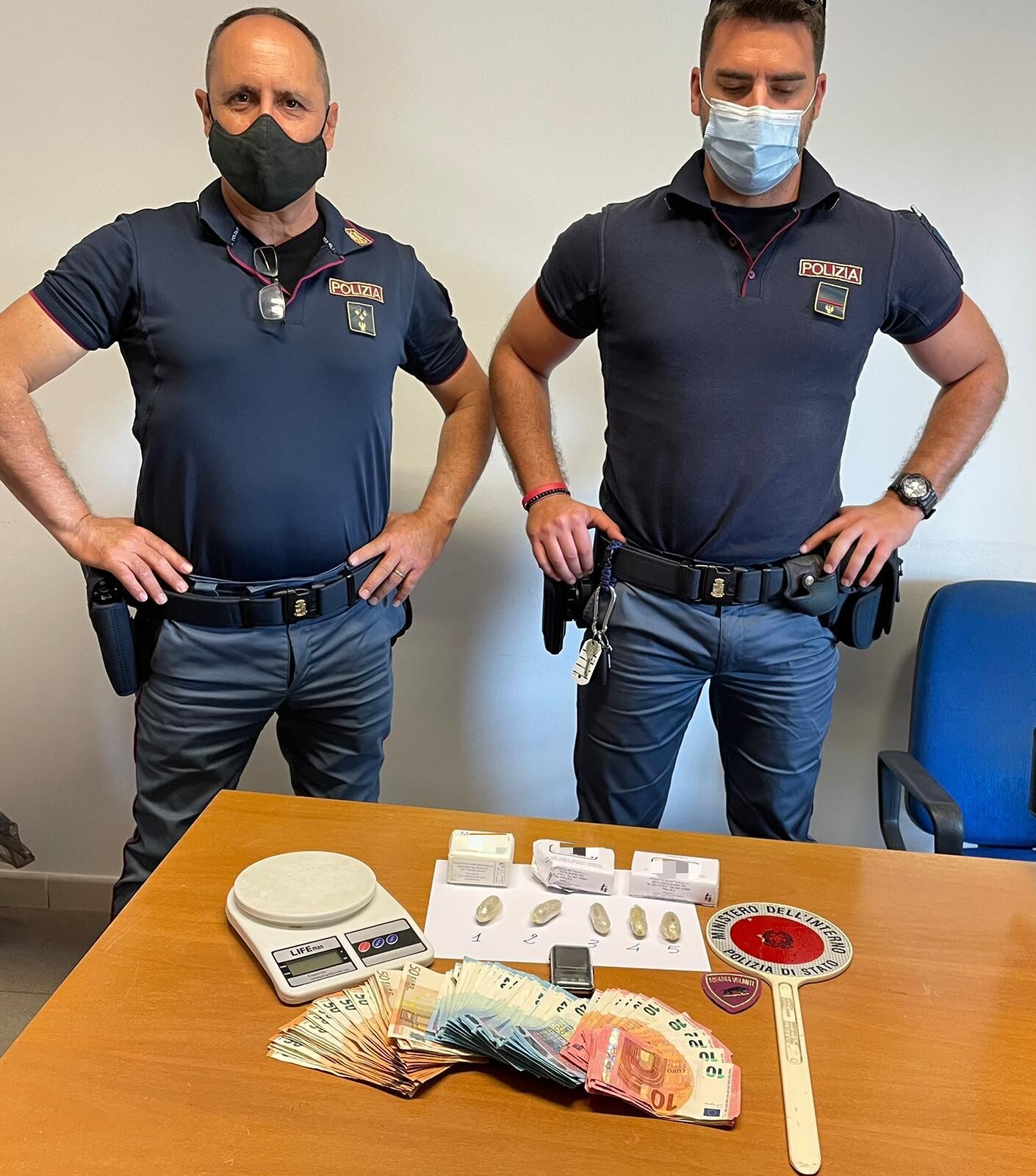 Quartu, due nigeriani in arresto: in casa soldi e droga