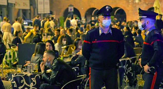 Da lunedì Italia in zona bianca. Ma è boom di ordinanze contro la movida