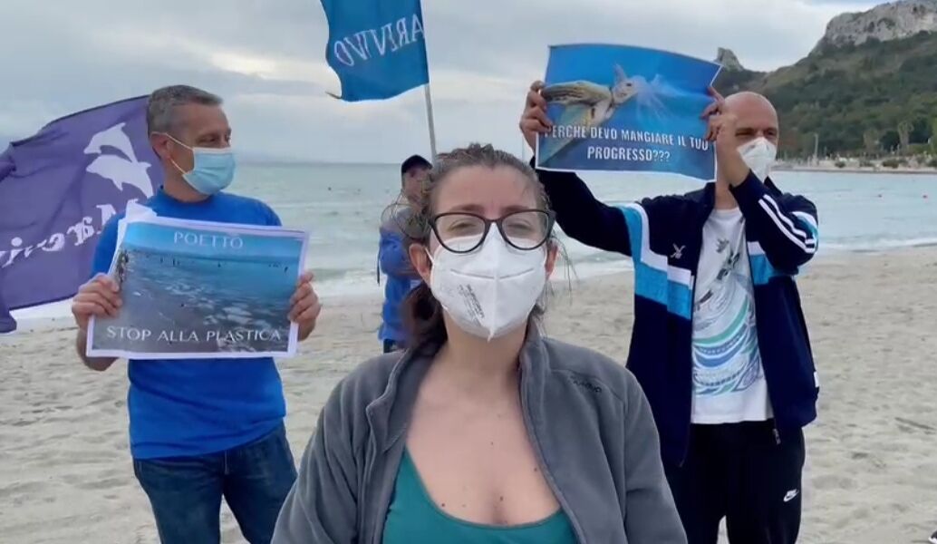 Cagliari, gli ambientalisti protestano al Poetto: “Togliete subito i sacchi di nylon dalla spiaggia” (VIDEO)