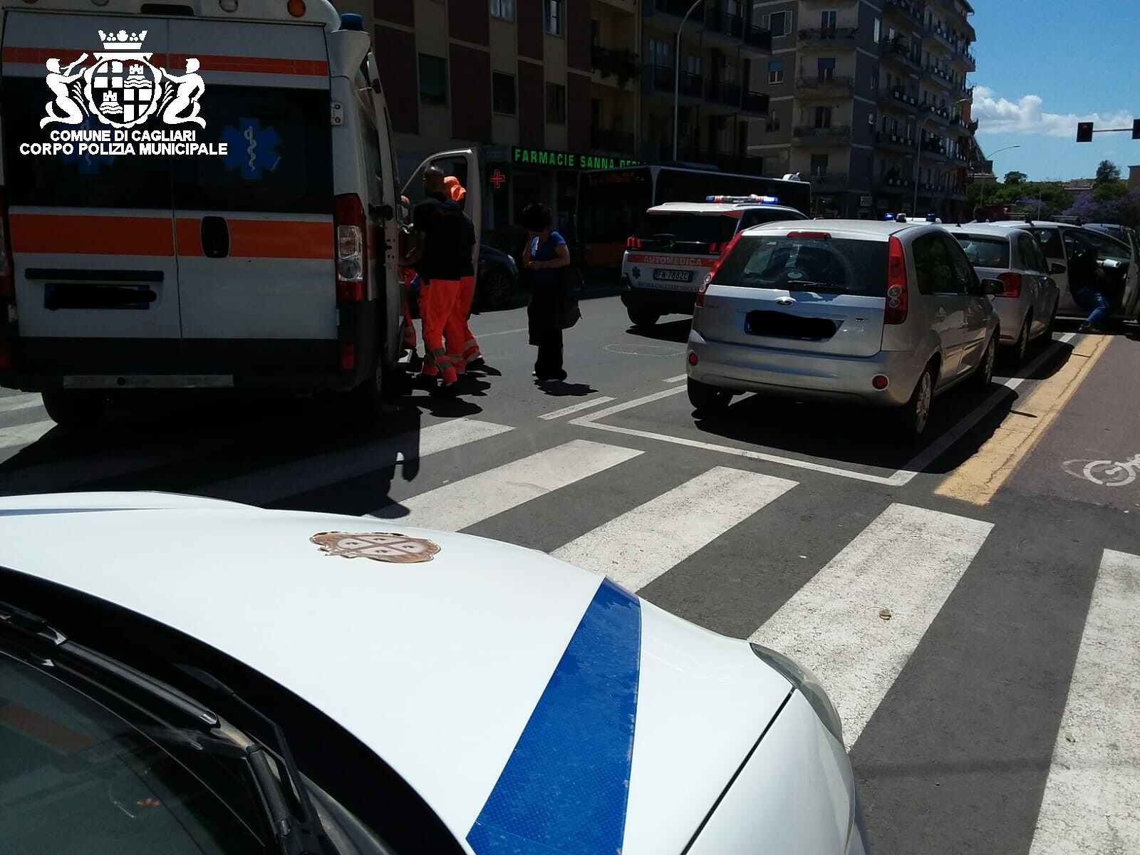 Cagliari, paura a Is Mirrionis: anziano travolto sulle strisce pedonali