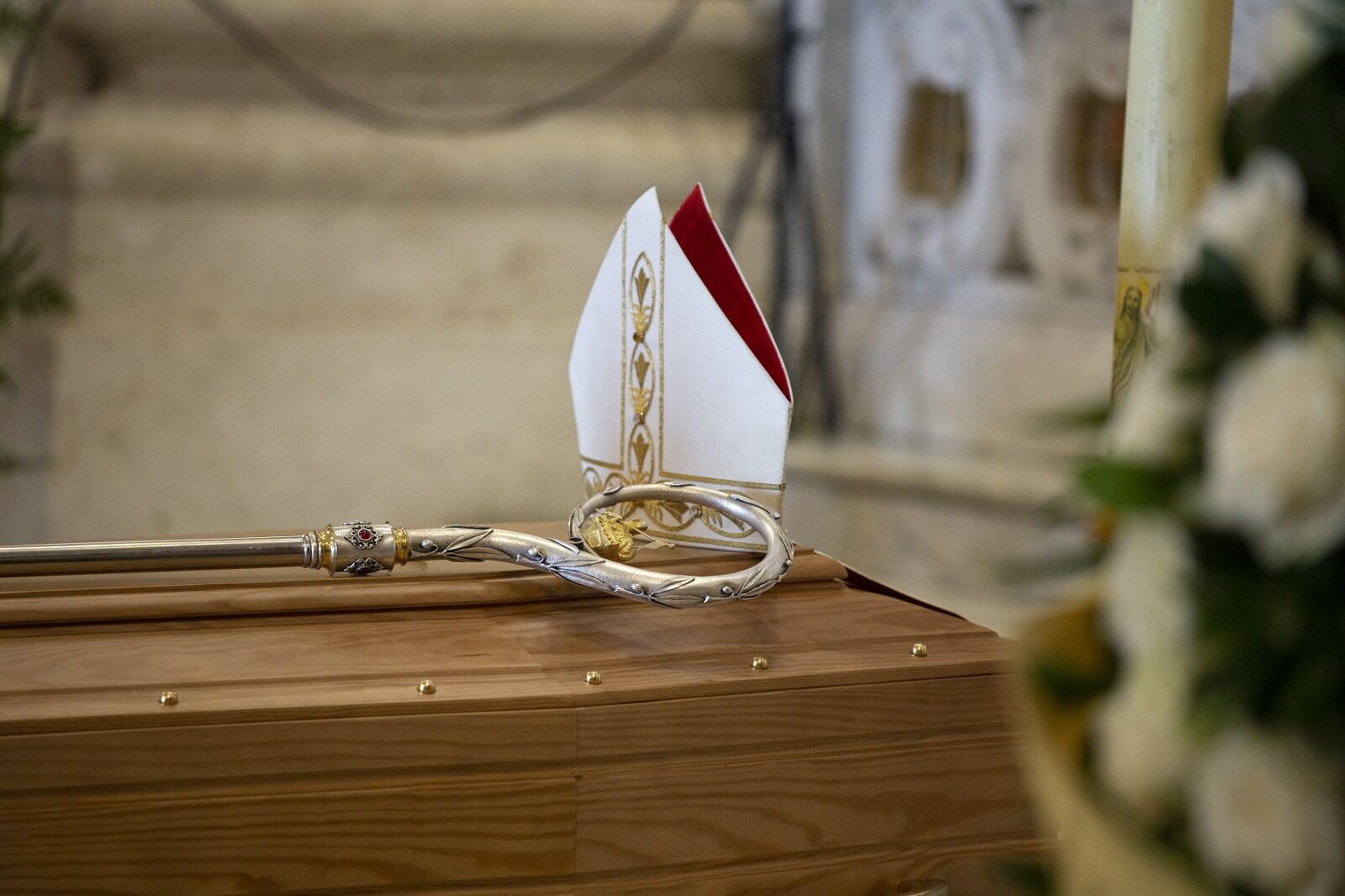 Cagliari, a Bonaria l’addio a monsignor Pillolla: “Vescovo dei precari e dei lavoratori in lotta”