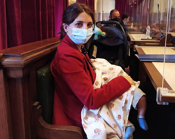 Cagliari, consigliera neo mamma in aula col bebè