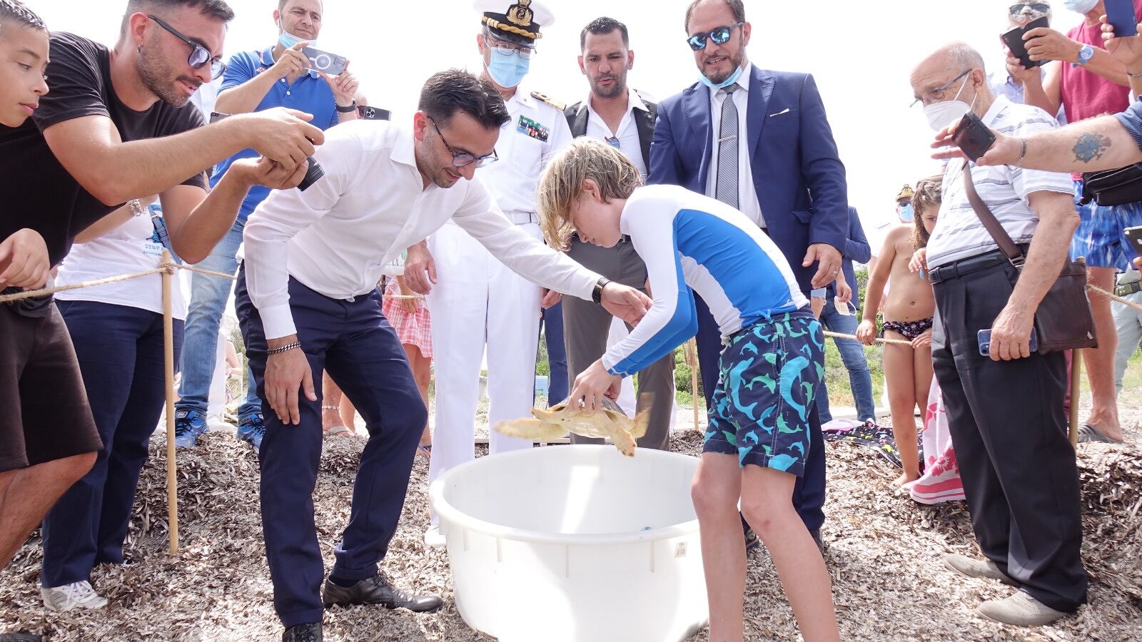 Villasimius, la bellissima liberazione di una tartaruga Caretta Caretta nella spiaggia di Fortezza Vecchia