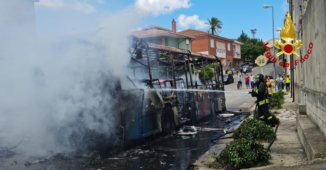 Paura a Villanovafranca, autobus dell’Arst va a fuoco: studenti in fuga