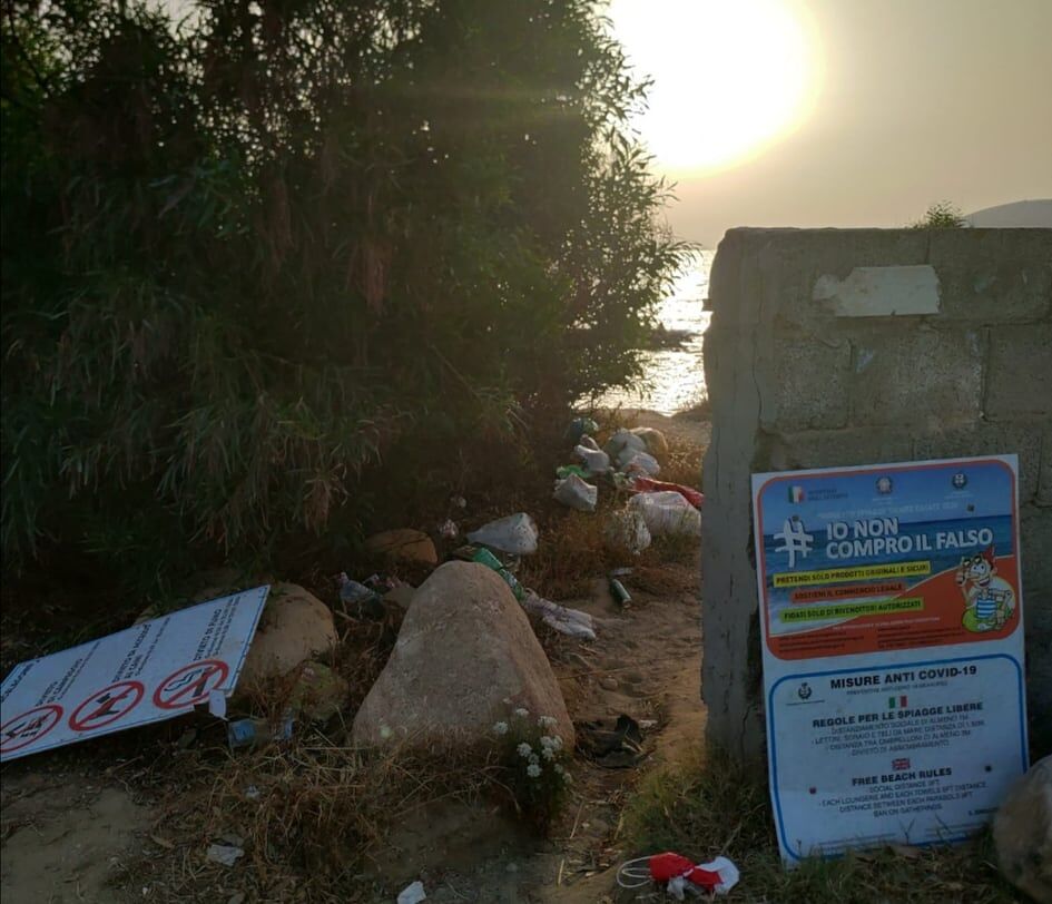 “A Baccu Mandara con l’estate ritornano i caddozzoni, la nostra spiaggia invasa dai rifiuti: vergogna”