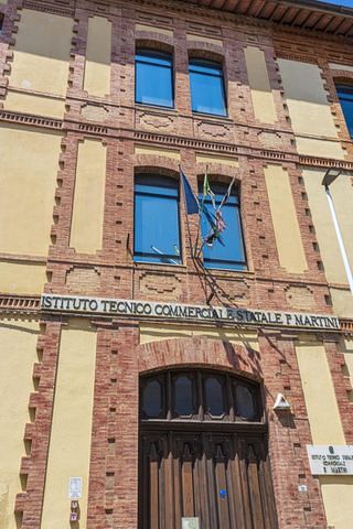 Che peccato, quelle bandiere strappate al Martini: “Sconforto nel vedere così l’immagine italiana ed europea”