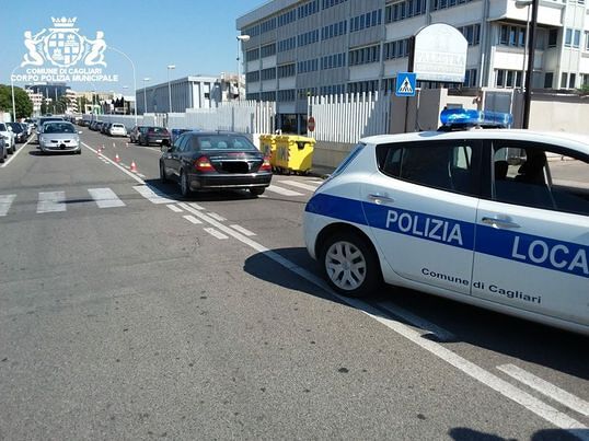 Cagliari, ancora un pedone investito: donna di 82 anni travolta sulle strisce pedonali in via Calamattia