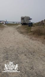 Giorgino, cagliaritano col camper abusivo in spiaggia: multato dalla Polizia Locale
