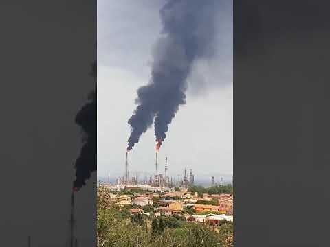Colonna di fuoco e fumo nero dalla Saras a Sarroch, il sindaco: “Voglio sapere il perchè”
