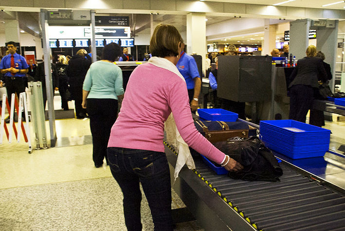 Zero controlli in porti e aeroporti e addio ai 20 metri cubi nei ristoranti, così riapre la Sardegna