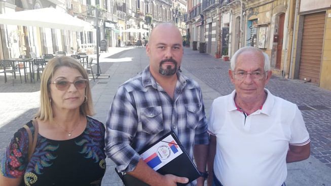 Cagliari, gli abitanti del centro storico scendono in piazza: “Tutti i weekend ostaggi di vandali e ubriachi, basta”