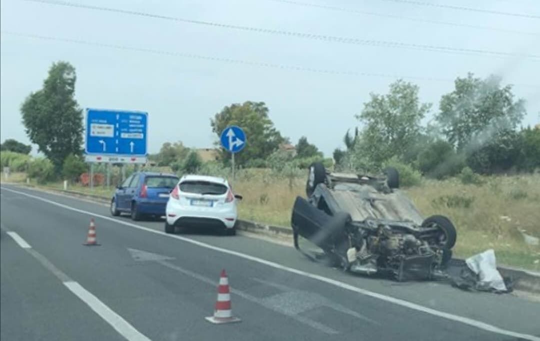 Monserrato, auto si ribalta sulla Ss 554: tanta paura e traffico in tilt