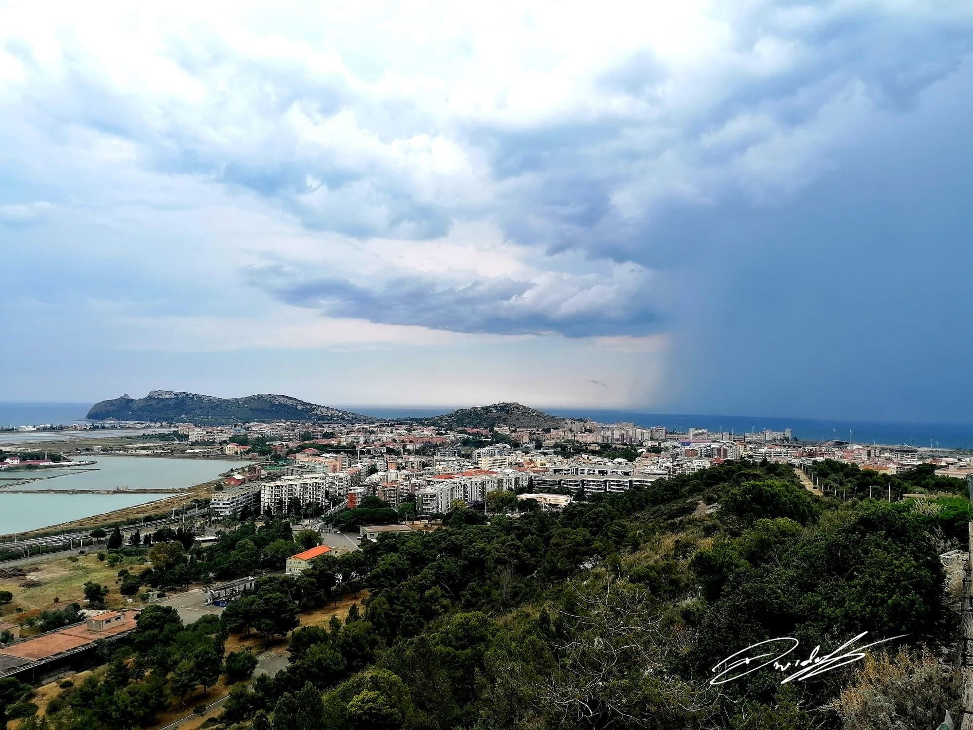 Barriera di nuvole e fulmini, temporale in arrivo su Cagliari: la spettacolare foto