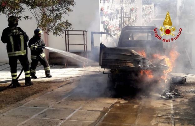 Decimomannu, dentro il cimitero va a fuoco un autocarro: momenti di paura