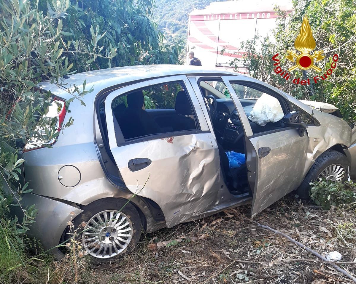 Paura a Cardedu, auto si ribalta ed esce di strada: 4 feriti, uno è grave