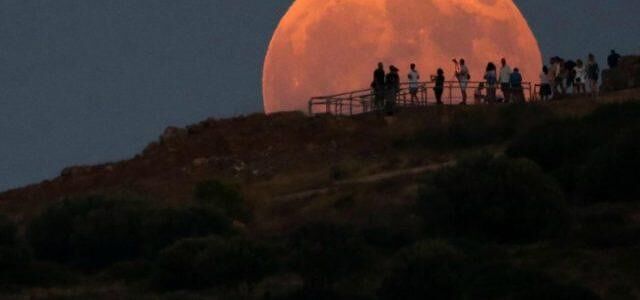 Tutti con il naso all’insù stanotte: c’è la Superluna di fragola