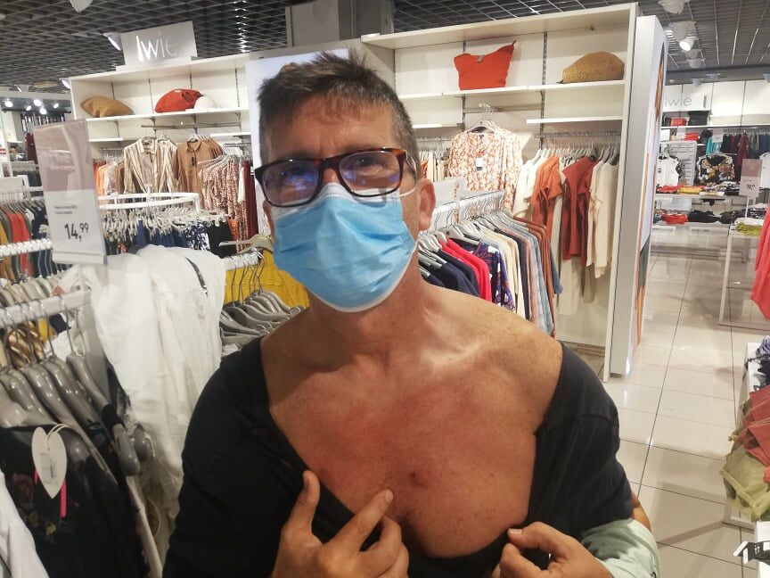 Cagliari, l’addetto alla sicurezza dell’Upim ferito: “Ho solo bloccato la donna che aveva rubato vestiti e cosmetici”