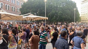 Cagliari,  manifestano in piazza Garibaldi: centinaia di persone, molte senza mascherine