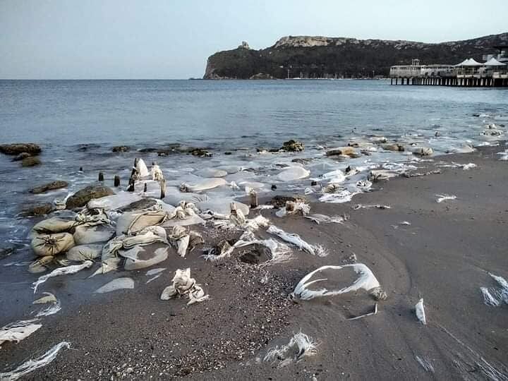 Cagliari, sacchi di nylon al Poetto: “Rimozione urgente, in spiaggia un disastro da 4 mesi”