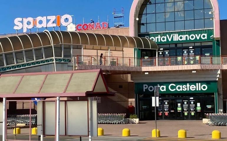 Al palo la mega Città Mercato a Pirri: “I lavori non partono e tanti negozi delle gallerie hanno chiuso”