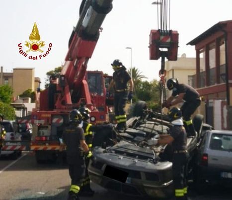 Schianto choc al Poetto, tre auto coinvolte: una si ribalta, un ferito in gravi condizioni