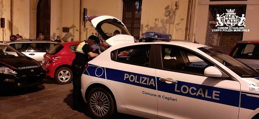 Cagliari, stretta sulla movida: multati e sospesi due minimarket di Marina e Castello per alcolici “proibiti”