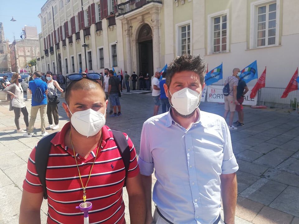 Cagliari, l’assedio degli ex portuali alla fame: “Vogliamo tornare al lavoro, salvate il Porto Canale”