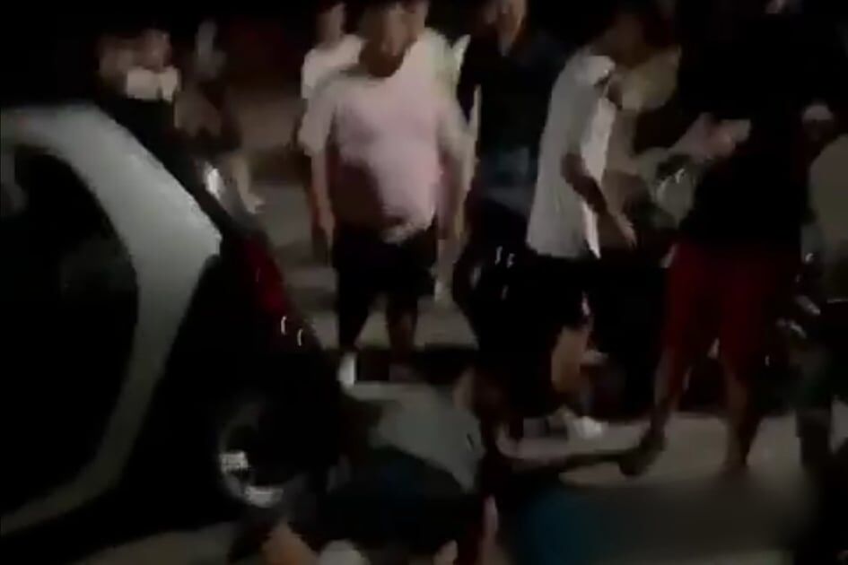 Cagliari, il video choc: rissa e colpi tra decine di giovanissimi in viale Europa