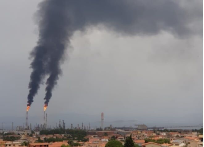 Maxi nube di fumo nero dalla Saras, la colonna nera ben visibile anche da Cagliari