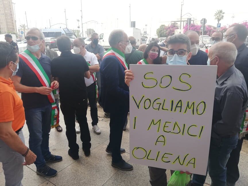 Addio medici di base, protestano decine di sindaci in Sardegna: “Cittadini allo sbando” (VIDEO)