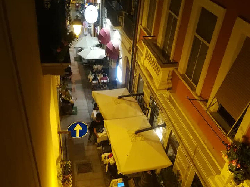 Cagliari, residenti della Marina contro Truzzu: “Centinaia di tavolini accanto ai nostri citofoni, dov’è la privacy?”