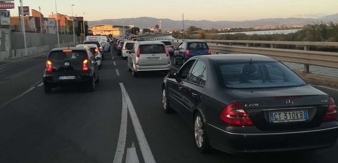 Cagliari, traffico in tilt sulla strada arginale. Automobilisti intrappolati: “Viale Marconi a senso unico una follia”