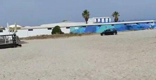 Cagliari, con l’auto semina spavento davanti ai bagnanti in spiaggia al Poetto: maxi multa