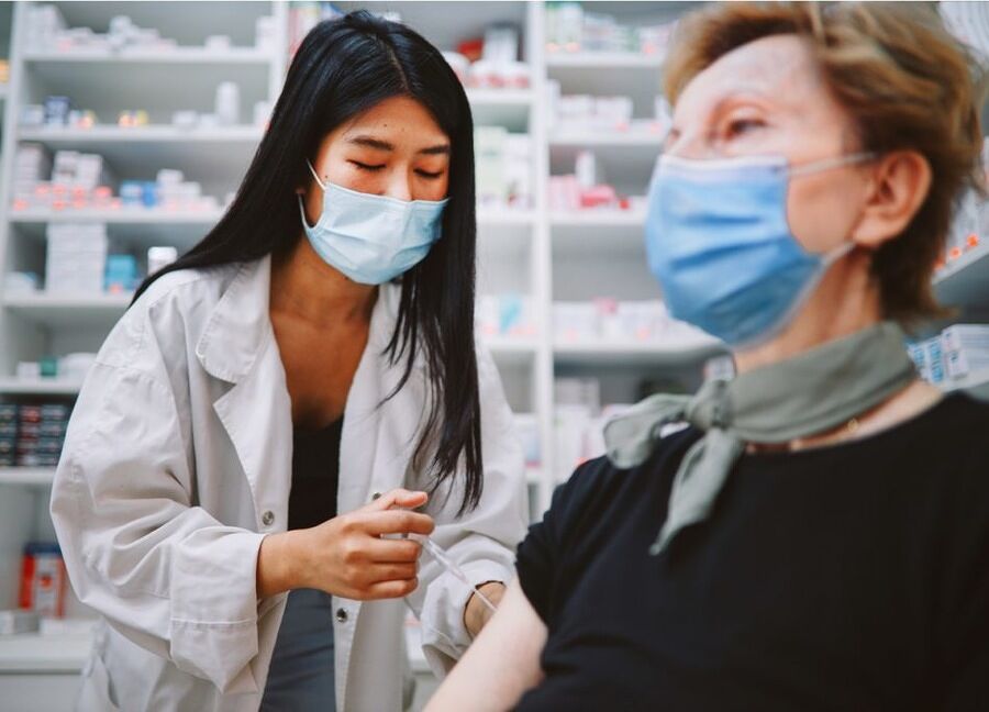 Sardegna, svolta sui vaccini: “Seicento farmacisti pronti a fare iniezioni in tutta l’Isola”