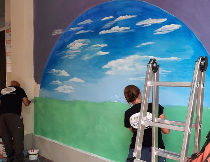 Cagliari, il dono del cuore al Covid Hospital: 2 artisti regalano un murale al Ss. Trinità