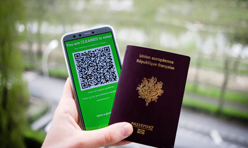 Covid: green pass per accedere a bar, ristoranti e mezzi pubblici. Il modello Macron divide