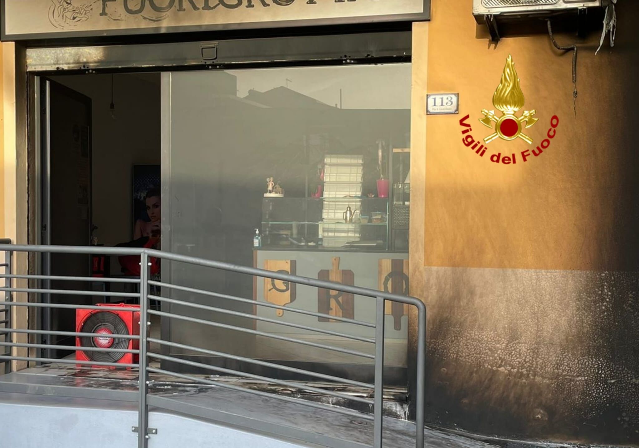 Fiamme a Sestu, l’intervento immediato dei vigili del fuoco salva una pizzeria