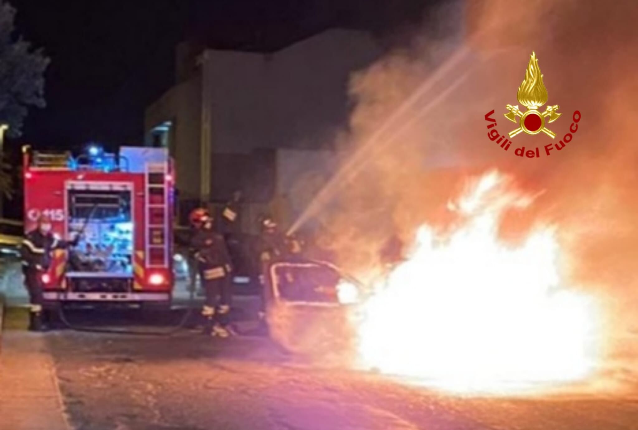 Notte di fuoco nel Cagliaritano: bruciano auto, vegetazione e rifiuti