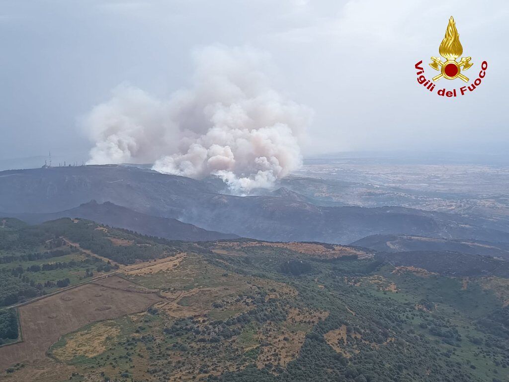 Rogo nell’Oristanese, evacuate 100 persone: sul posto 30 mezzi dei vigili del fuoco