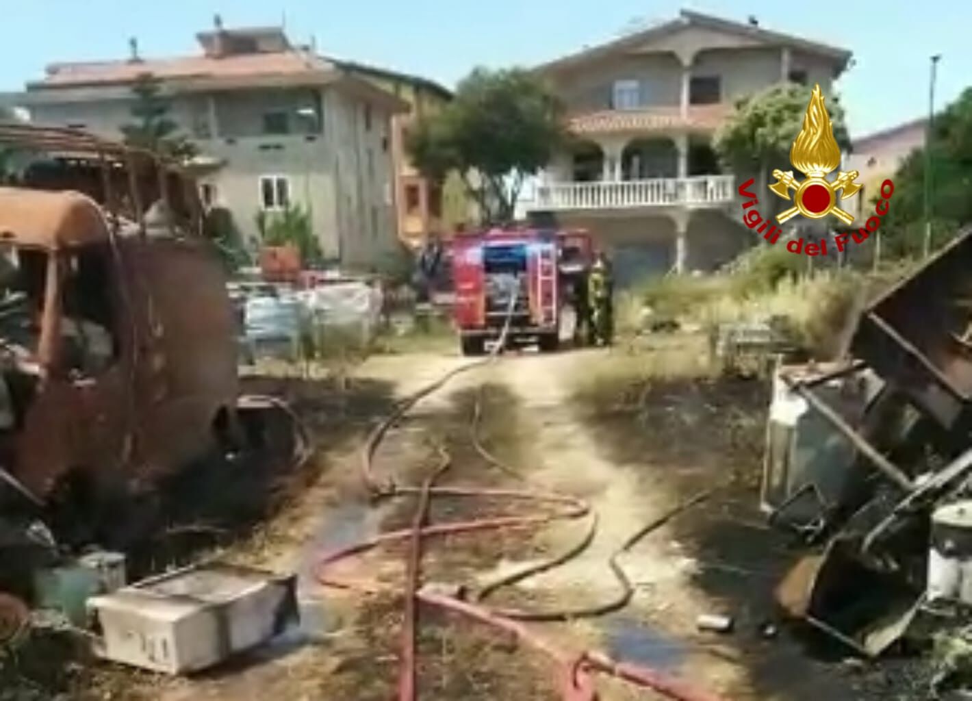 Vasto incendio a Burcei, il fuoco lambisce le case: paura per la presenza di bombole gpl