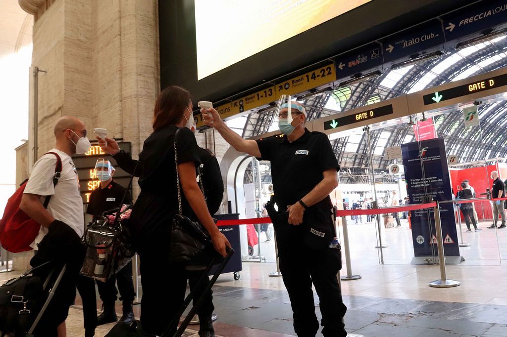 La variante Delta irrompe nell’estate, la Farnesina: “Rischi sanitari per chi viaggia all’estero”