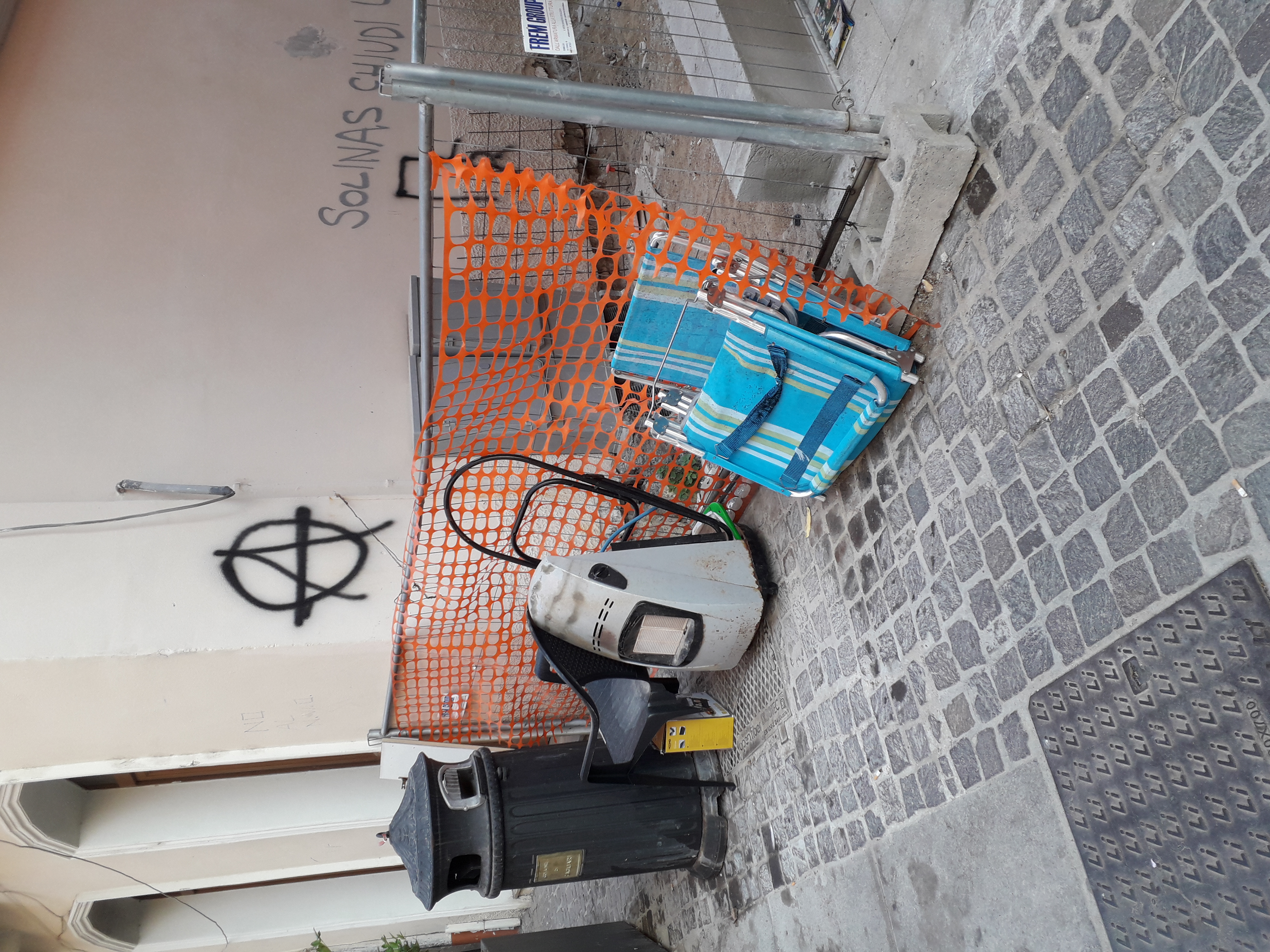 “Cagliari Città turistica? Non sembra, a giudicare dai rifiuti abbandonati nel Corso Vittorio Emanuele”