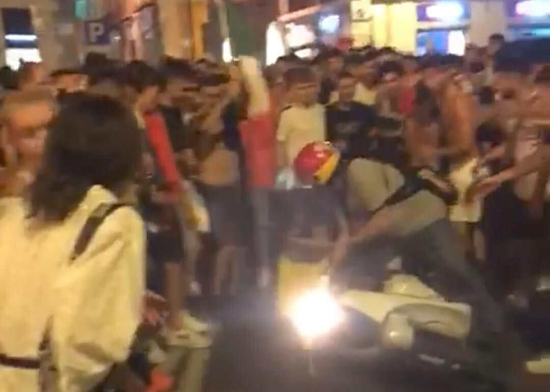 Video choc a Cagliari, calci e pugni al rider durante la festa per gli Azzurri in piazza Yenne