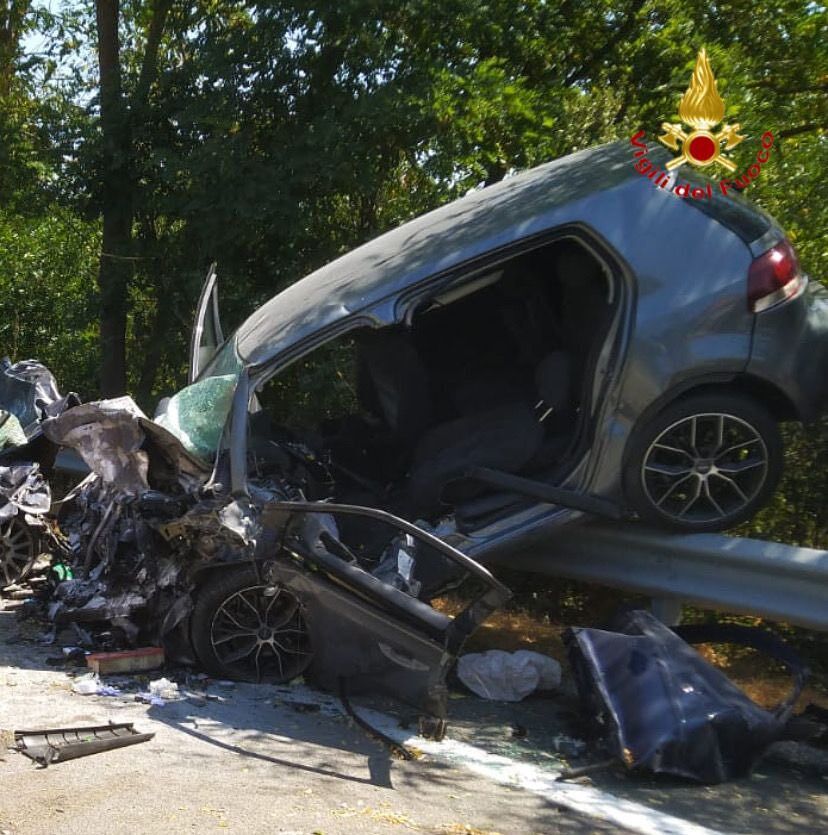 Dramma sulla statale 389, nel terribile schianto tra due auto morti marito e moglie