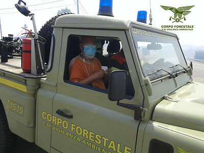 Vasto incendio a Serri, le fiamme minacciano un’azienda: uomo messo in salvo dalla Forestale