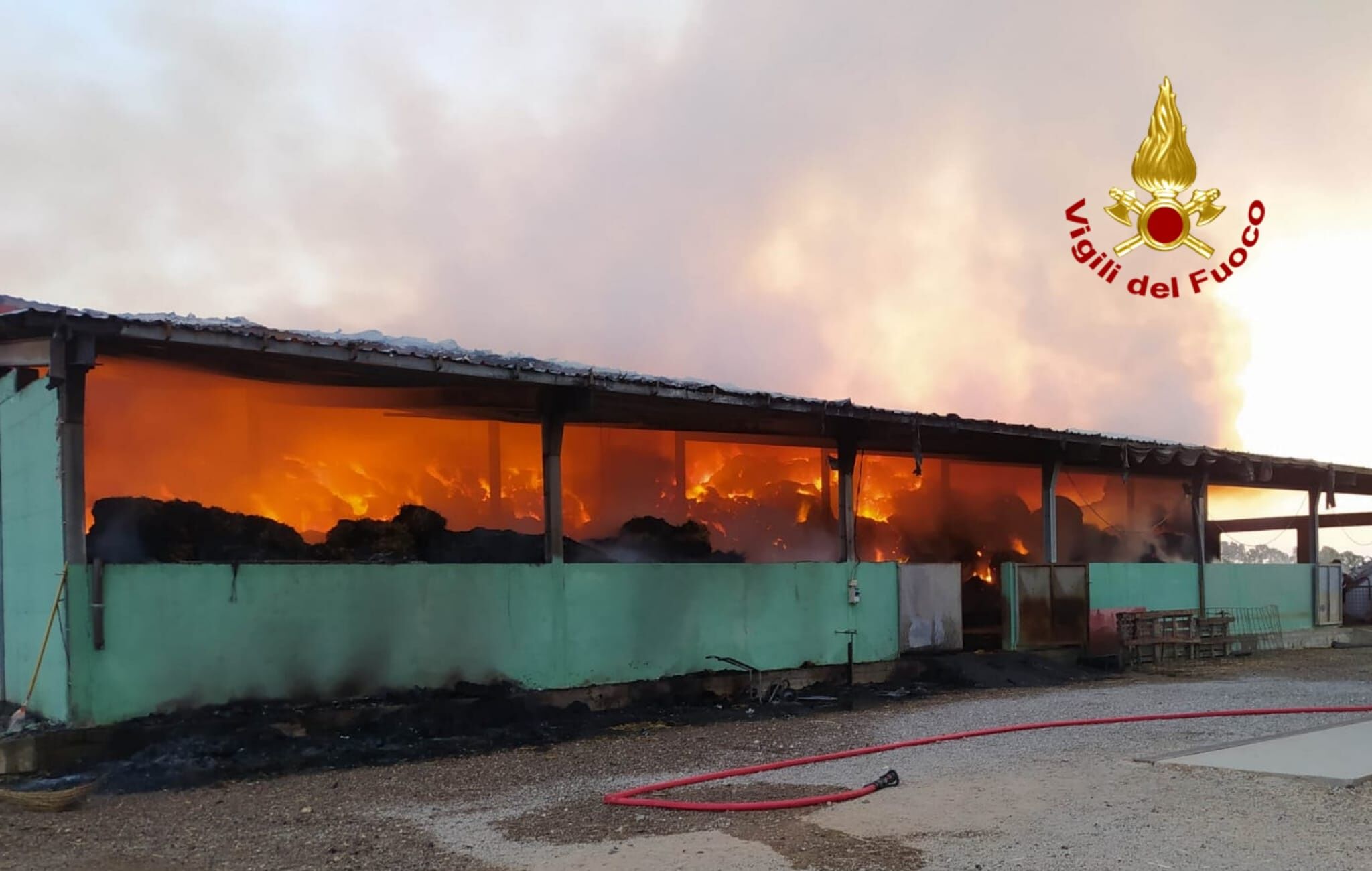 Siliqua, in fiamme il fienile di un’azienda agricola: vigili del fuoco a lavoro per tutta la notte