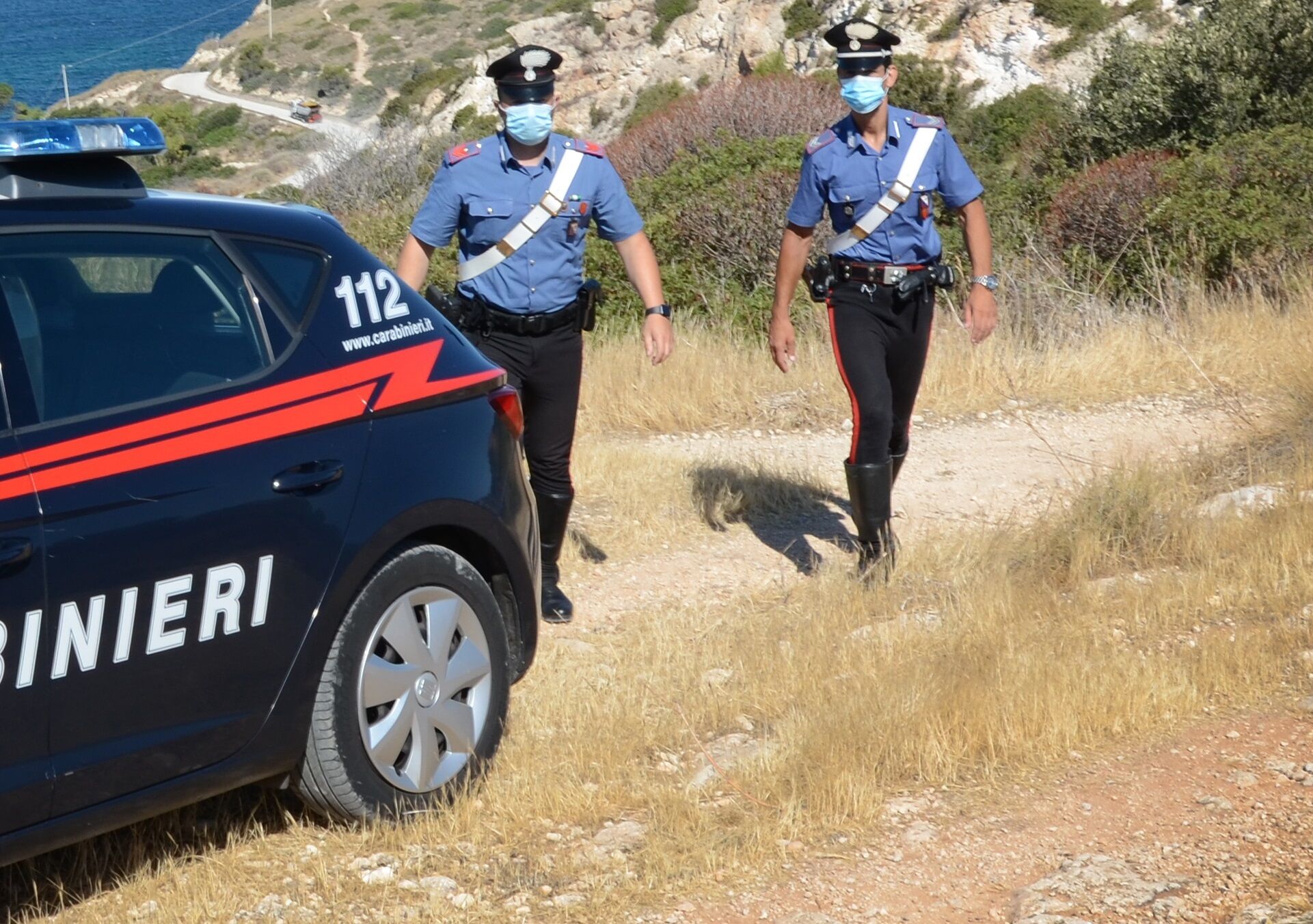Deposito illegale di vecchi pneumatici nel Sulcis, denunciata una 34enne