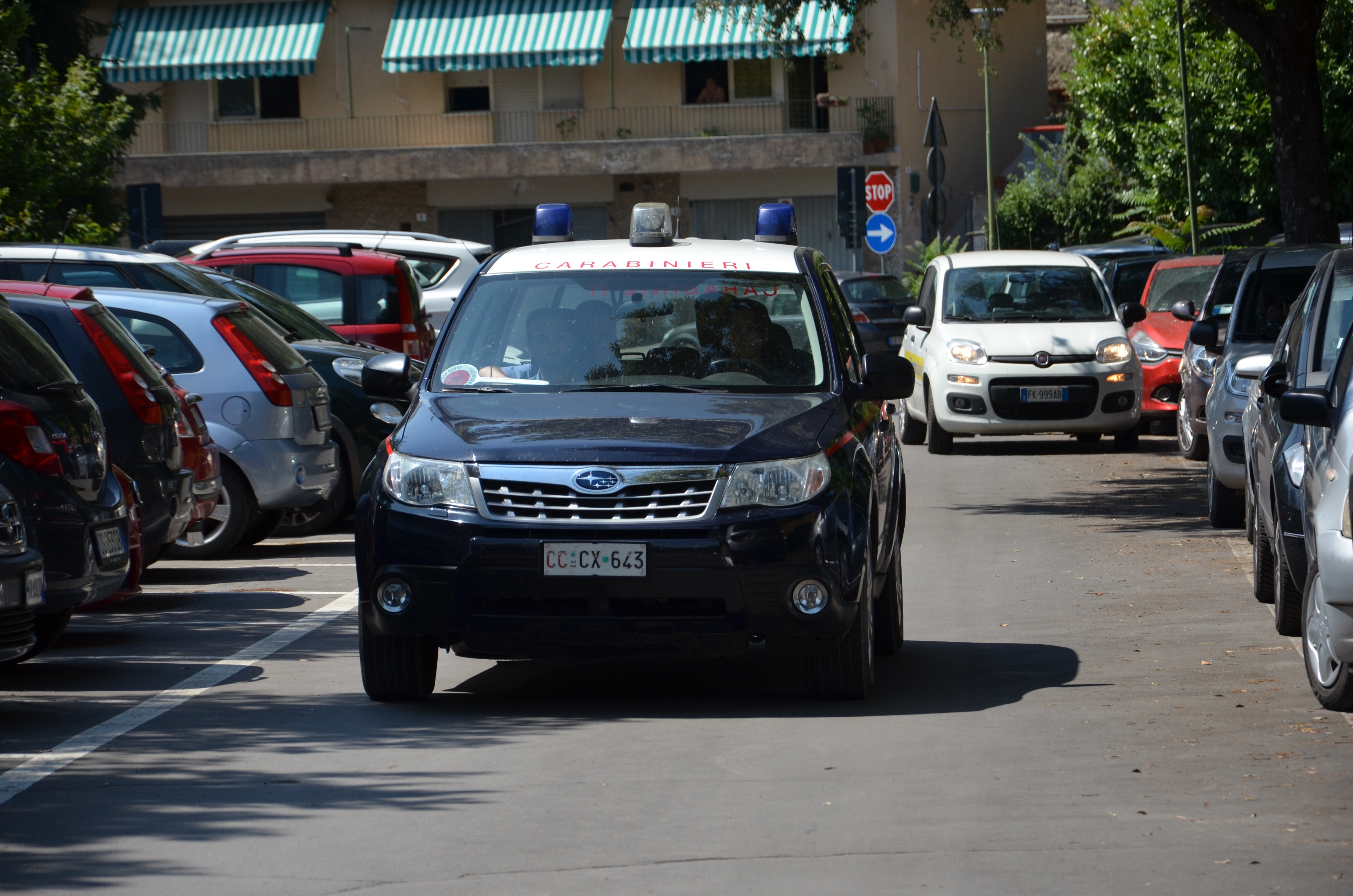 Paura a Quartu, tira sassi alle auto in corsa e tenta di accoltellare i carabinieri: arrestato