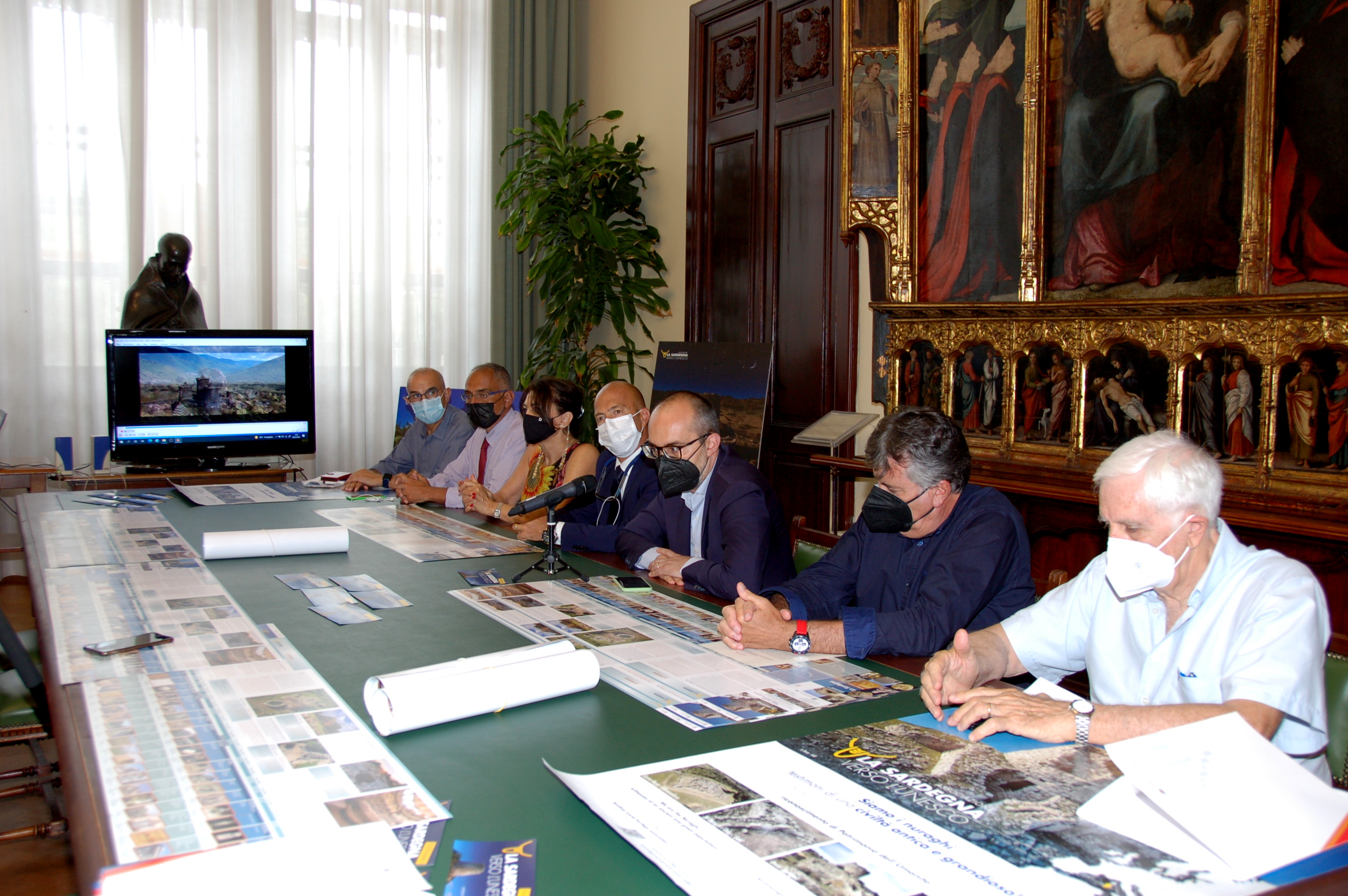 I nuraghi patrimonio Unesco, si schiera anche Cagliari: nelle vetrine dei negozi le maxi immagini della storia sarda