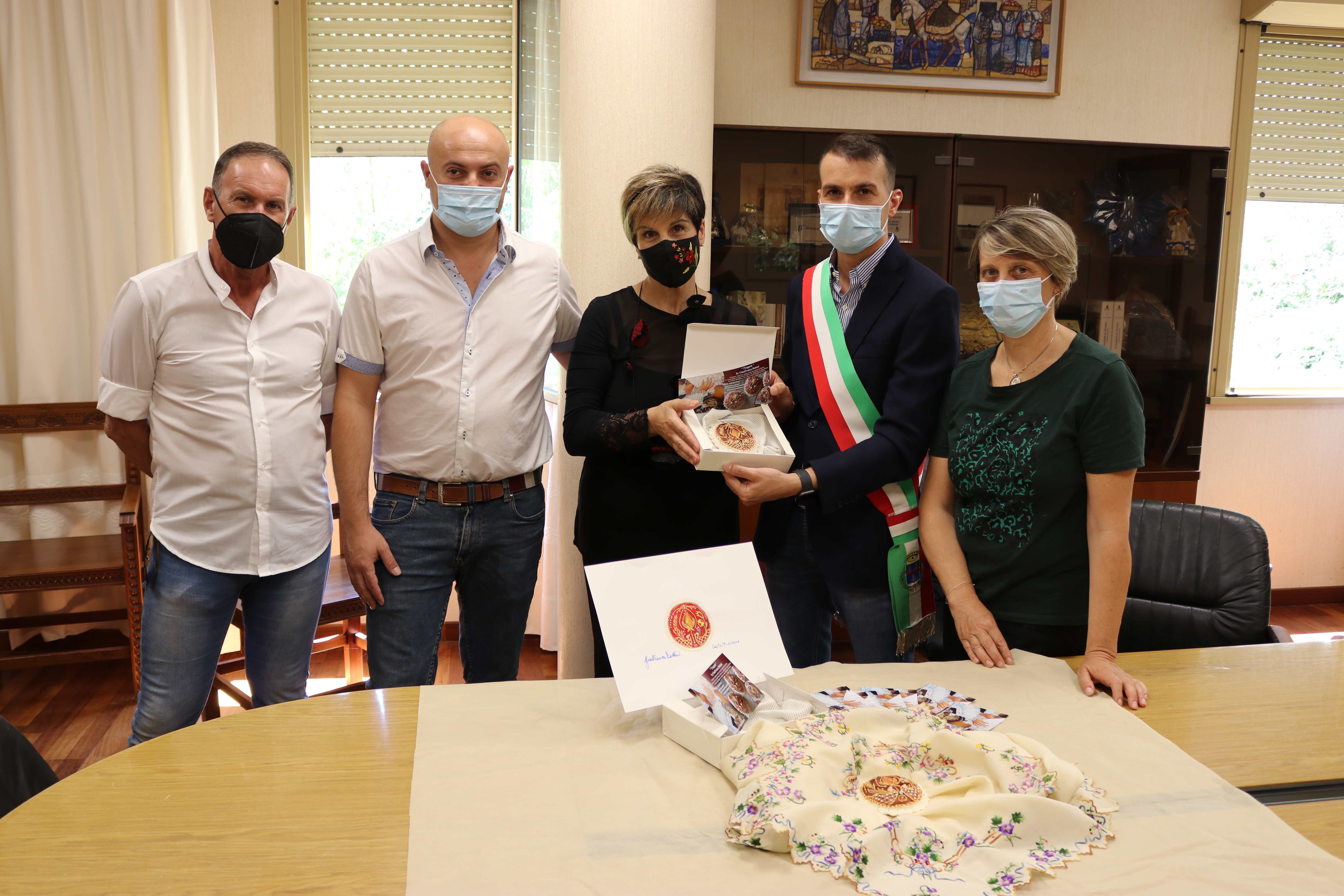 Tziuppele: dalla maestria di Gianfranca Dettori nasce il dolce ispirato al costume di Sennori